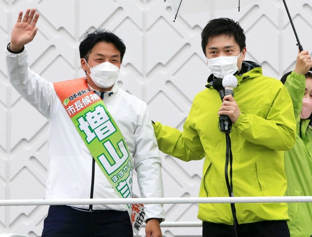 増山誠氏（左）と共に演説する日本維新の会副代表の吉村洋文大阪府知事＝２６日午後、西宮市甲子園町（撮影・斎藤雅志）