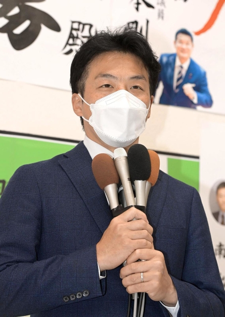 敗戦の弁を述べる増山誠氏＝西宮市甲子園二番町（撮影・秋山亮太）