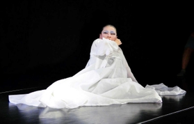 韓国の民俗舞踊に挑む金満里さん（Ｃ）Ｋｏｈｊｉ　Ｆｕｋｕｎａｇａ（Ｓｔｕｄｉｏ　Ｅｐｏｑｕｅ）