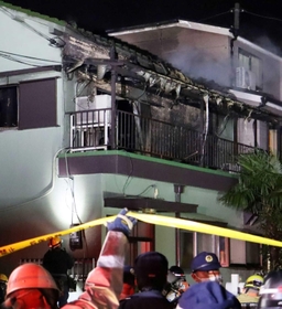 屋根が溶けた民家＝２月１８日午後、尼崎市御園１