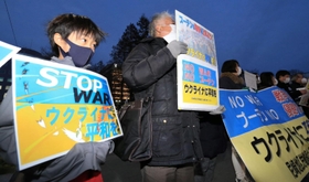 ロシアによるウクライナ侵攻に対して抗議する人たち＝７日午後、阪神尼崎駅前（撮影・斎藤雅志）
