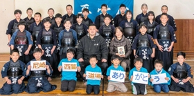道場での最後の記念写真に納まる「尼西水明クラブ」の選手たち＝尼崎市浜田町４（提供）