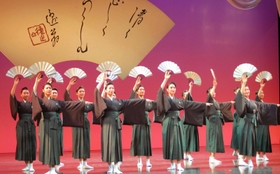 本科生たちが和装姿でしっとりと舞った日本舞踊＝宝塚バウホール