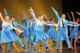 華麗なステップを披露したダンス＝宝塚バウホール