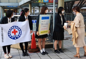 ウクライナのために募金活動をする生徒たち＝芦屋市船戸町
