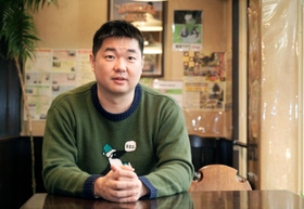 カミングアウトのエピソードや性の多様性に対する思いなどを語る松浦慶太さん＝尼崎市内