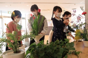 手分けして花を手入れするメンバーたち＝神戸市北区藤原台中町１、市立北神図書館