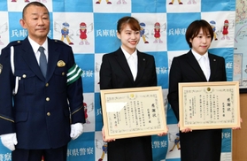 県警の矢野浩司交通部長（左）から感謝状を受け取った杉原愛子さん（中央）と荒井祭里さん＝県警本部
