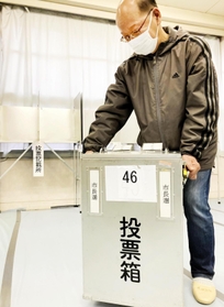 投票箱を設置する職員＝西宮市高須町１、鳴尾南中学校
