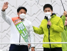 増山誠氏（左）と共に演説する日本維新の会副代表の吉村洋文大阪府知事＝２６日午後、西宮市甲子園町（撮影・斎藤雅志）