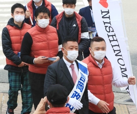 若手市議らの応援を得て支持を訴える吉岡政和氏＝２４日午後、西宮市長田町（撮影・斎藤雅志）