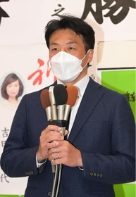 敗戦の弁を述べる増山誠氏＝西宮市甲子園二番町（撮影・秋山亮太）