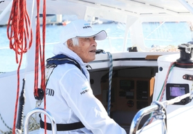 サントリーマーメイド３号に乗り込む堀江謙一さん＝２０２１年１２月、新西宮ヨットハーバー（撮影・斎藤雅志）