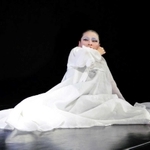 韓国の民俗舞踊に挑む金満里さん（Ｃ）Ｋｏｈｊｉ　Ｆｕｋｕｎａｇａ（Ｓｔｕｄｉｏ　Ｅｐｏｑｕｅ）