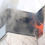 窓やベランダから黒煙と炎を上げるマンションの一室＝３月２日午前、芦屋市翠ケ丘町