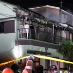 屋根が溶けた民家＝２月１８日午後、尼崎市御園１