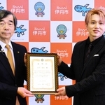 委嘱状を受け取ったＤａ－ｉＣＥのボーカル花村想太さん（右）＝伊丹市役所