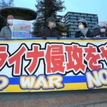 ロシアによるウクライナ侵攻に対し横断幕を張って抗議する市民ら＝７日午後、阪神尼崎駅前（撮影・斎藤雅志）