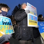 ロシアによるウクライナ侵攻に対して抗議する人たち＝７日午後、阪神尼崎駅前（撮影・斎藤雅志）