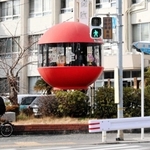 交差点を見渡すように立つ「交通安全祈念塔」＝尼崎市浜田町４