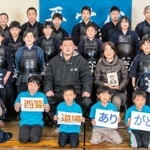 道場での最後の記念写真に納まる「尼西水明クラブ」の選手たち＝尼崎市浜田町４（提供）