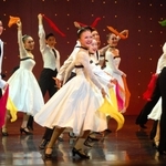 歌やダンスで華やかに舞台を彩る本科生たち＝宝塚バウホール