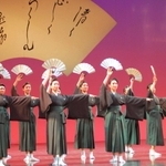 本科生たちが和装姿でしっとりと舞った日本舞踊＝宝塚バウホール