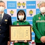 署長感謝状を受け取ったグエン・リエンさん（中央）と店長の岡田章良さん（右）＝甲子園署