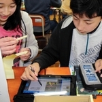 タブレット端末を操作しながら情報を整理する児童＝２０１４年、西宮市内