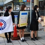 ウクライナのために募金活動をする生徒たち＝芦屋市船戸町
