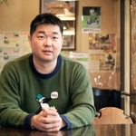 カミングアウトのエピソードや性の多様性に対する思いなどを語る松浦慶太さん＝尼崎市内