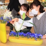 ウクライナをテーマにした生け花を手入れする石原千晶さん（左）と内良彩楓さん＝神戸市北区藤原台中町１、市立北神図書館