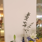 ウクライナの平和を願って制作した生け花＝神戸市北区藤原台中町１、市立北神図書館