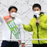 増山誠氏（左）と共に演説する日本維新の会副代表の吉村洋文大阪府知事＝２６日午後、西宮市甲子園町（撮影・斎藤雅志）