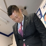 支援者らに頭を下げる吉岡政和氏＝西宮市戸崎町（撮影・秋山亮太）