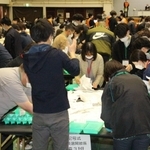 開票作業を進める西宮市職員ら＝27日夜、西宮市河原町、西宮市中央体育館