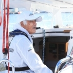 サントリーマーメイド３号に乗り込む堀江謙一さん＝２０２１年１２月、新西宮ヨットハーバー（撮影・斎藤雅志）