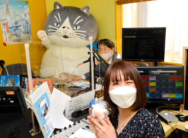 エフエムあまがさきの番組に出演するマル（左）とパーソナリティーの三宅奈緒子さん（右）＝尼崎市昭和通２