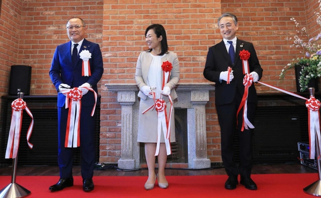 テープカットで祝う（左から）作田誠司・尼崎信用金庫理事長、稲村和美・尼崎市長、大久保和正・尼崎商工会議所会頭＝尼崎市東桜木町