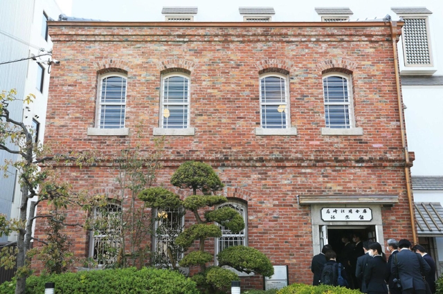 色あせた外壁のレンガは新調された＝尼崎市東桜木町