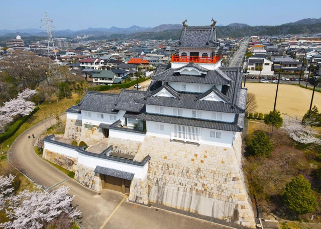 石垣と天守閣を備えた外観は城そのもの＝川西市長尾町