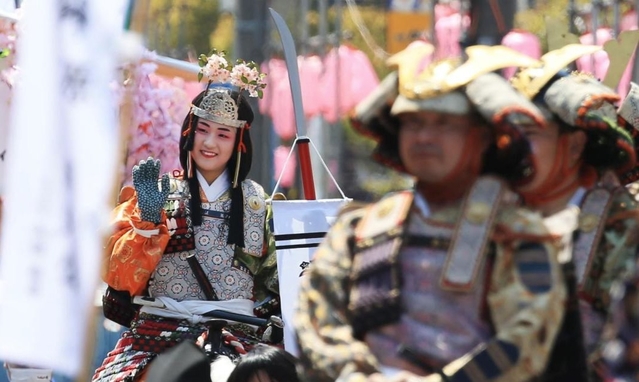 時代装束に身を包んだ武者役らが観衆を魅了した懐古行列。左は巴御前役の眞野梨穂奈さん＝川西市中央町