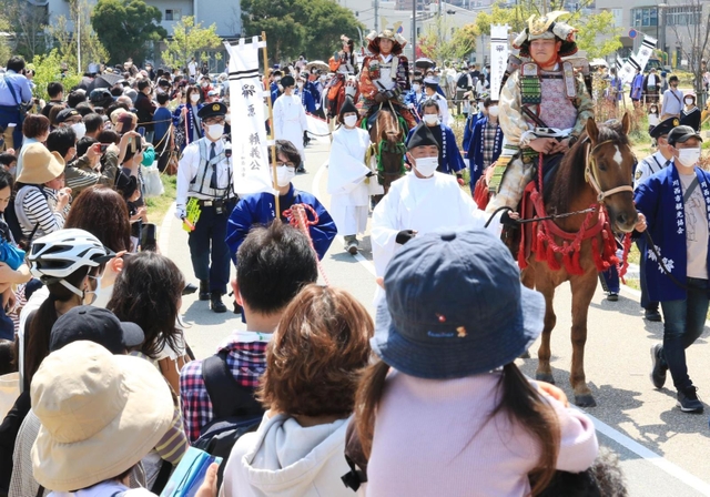 懐古行列の見物に集まった大勢の市民ら＝川西市火打１