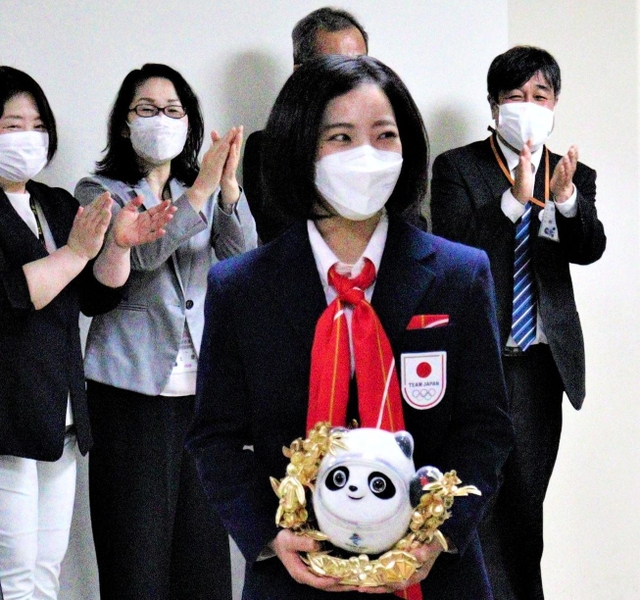 市職員に拍手で出迎えられ笑顔を見せる三浦選手＝宝塚市役所