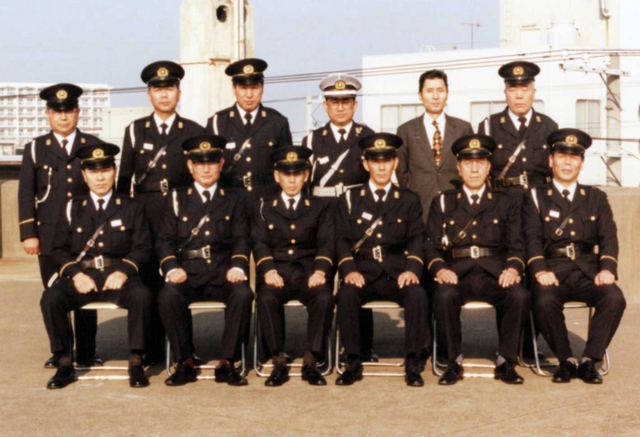 濃紺色の制服。前列左から３人目が松下實さん（提供）