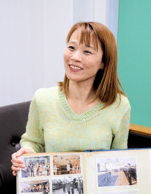 アルバムを手に、祖父の松下さんとの思い出を語る田中真由美さん＝神戸新聞阪神総局