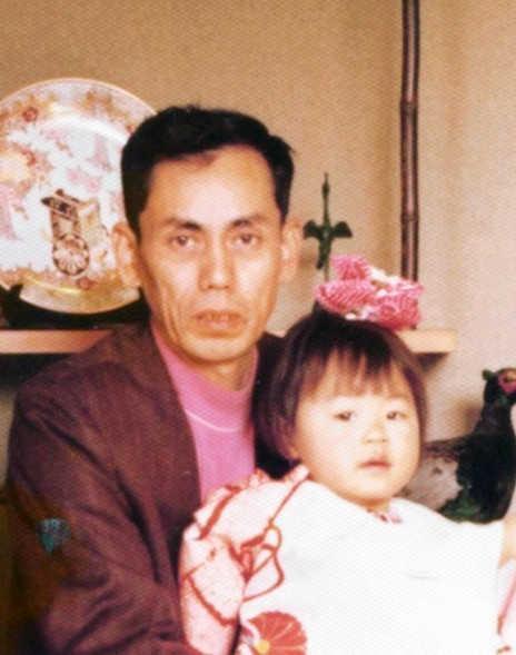 孫の田中さんと写る松下さん（提供）