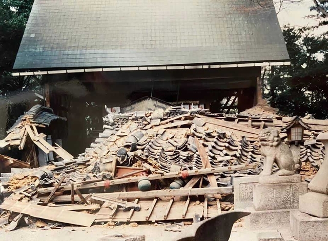 震災で全壊した幣殿・拝殿。奥の本殿は倒壊を免れた＝１９９５年（神社提供）