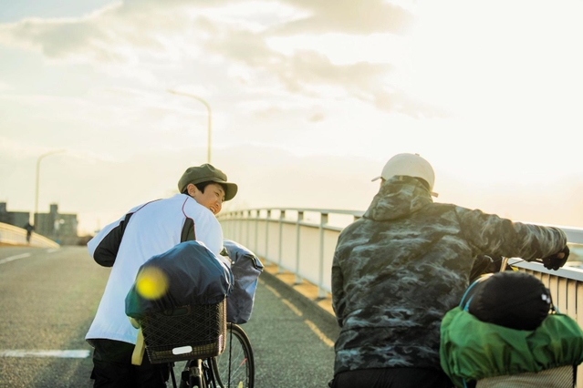 ママチャリで日本一周を目指す若者（尼崎市ブランドブックより）