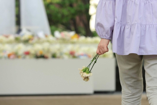 一般献花に訪れ、慰霊碑に向かう人＝２５日午後、尼崎市久々知３（撮影・吉田敦史）